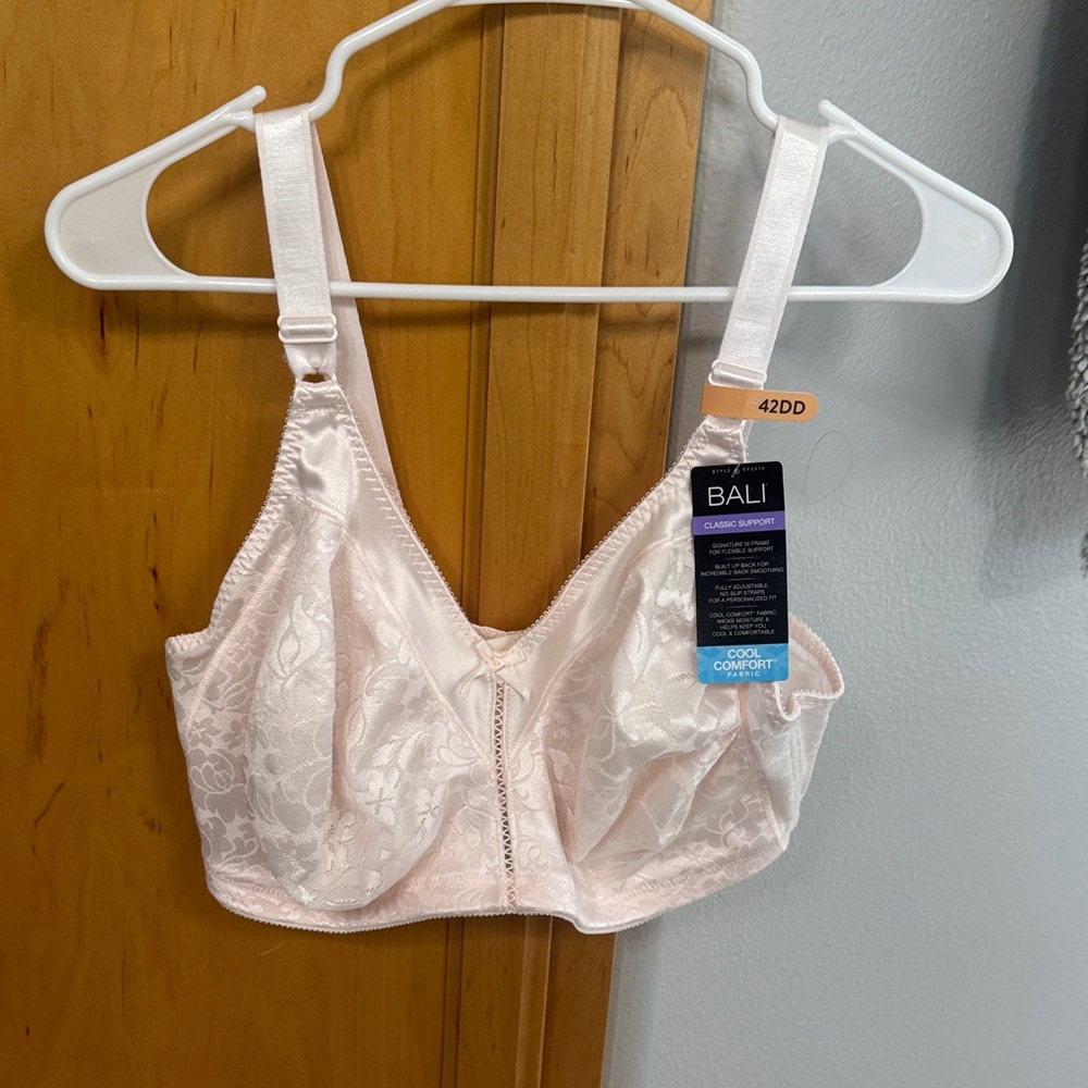 Bali Women's Soft Pink Lace Bra